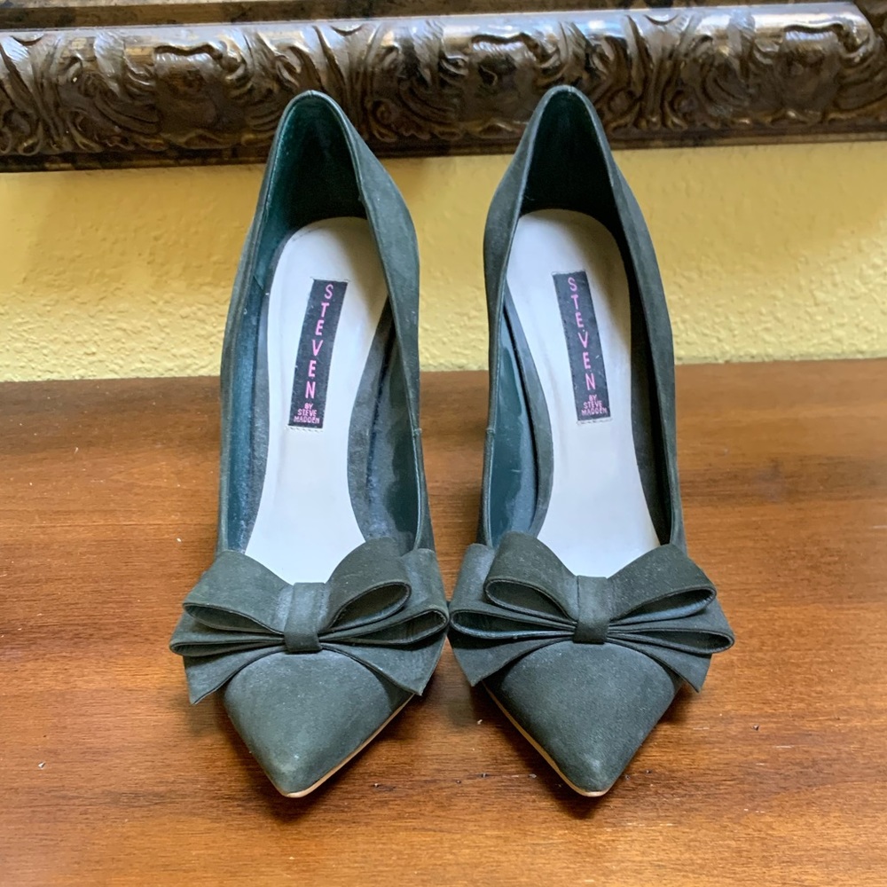 Steve Madden 8.5 Heels with bows olive
